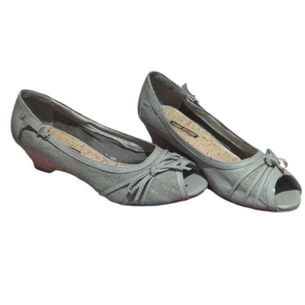 6/$15 ✨ Tender Tootsies Peep-Toe Wedge Heels – Taupe/Army Green | Size 8 ✨